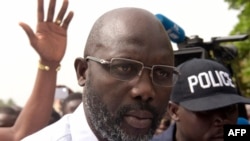 George Weah après avoir voté pour le 2nd tour de l' élection présidentielle à Monrovia, le 26 décembre 2017.