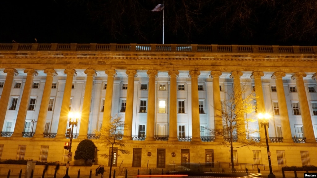 资料照片：美国财政部大楼夜景。 （2020年12月13日）(photo:VOA)