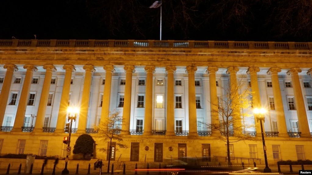 美国财政部大楼夜景 （2020年12月13日）(photo:VOA)