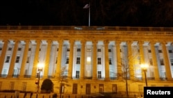 资料照片：美国财政部大楼夜景 （2020年12月13日）