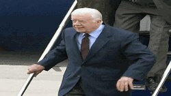 Cựu Tổng thống Hoa Kỳ và khôi nguyên Nobel Hòa bình Jimmy Carter đang hướng dẫn phái đoàn của nhóm Trưởng Lão đi thăm Bình Nhưỡng.