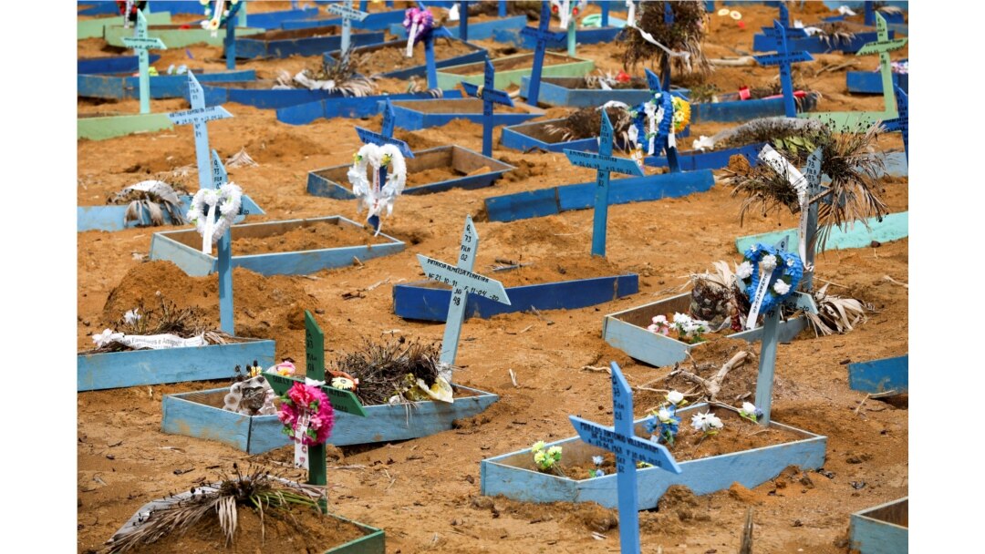 Pemandangan pemakaman Parque Taruma saat wabah COVID-19, di Manaus, Brasil 13 Mei 2020. (Foto: Reuters/Bruno Kelly)