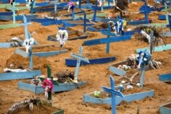 Pemandangan pemakaman Parque Taruma saat wabah COVID-19, di Manaus, Brasil 13 Mei 2020. (Foto: Reuters/Bruno Kelly)