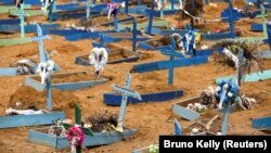 Pemakaman umum Parque Taruma saat wabah COVID-19, di Manaus, Brazil, 13 Mei 2020. (Foto: Reuters/Bruno Kelly)