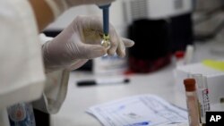 A blood samples from pregnant women are analyzed for the presence of the Zika virus, at Guatemalan Social Security maternity hospital in Guatemala City, Feb. 2, 2016. 