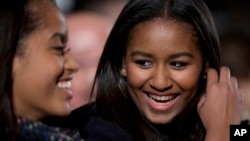 Sasha Obama, right, is working at a seafood restaurant this summer.