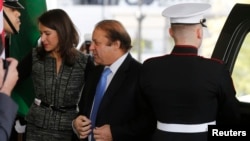 PM Pakistan Nawaz Sharif (tengah) saat tiba di Gedung Putih untuk bertemu Presiden AS Barack Obama hari Rabu (23/10). 