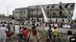 巴基斯坦南部港口城市卡拉奇﹐一家服裝廠起火﹐市民圍觀