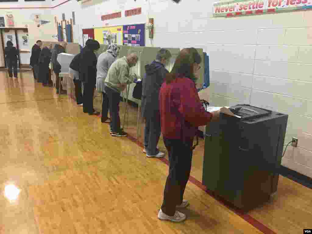 People voting in Sterling, Virginia, Nov. 8, 2016. (Photo: VOA Mandarin service)