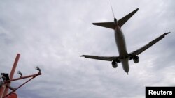 Pesawat American Airlines mendarat di Bandara Reagan, 13 Maret 2019.