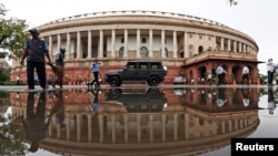 Gedung parlemen India di New Delhi, India 20 Juli 2018. Parlemen India mulai melangsungkan pemungutan suara, Senin (18/7), untuk presiden baru. (Foto: REUTERS/Adnan Abid)