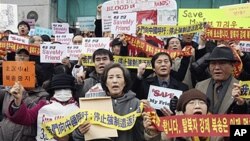 28일 서울 주재 중국대사관에서 탈북자 북송 반대 시위 중인 한국 국회 박선영 의원과 탈북 단체 관계자들.