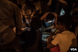 Medical staff treat a wounded protester in Khartoum on the night of May 13 2019. (J. Patinkin for VOA)