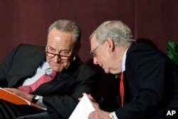 El líder de la minoría demócrata en el Senado, Charles Schumer (izq.) conversa con el líder de la mayoría republicana, senador Mitch McConnell, durante el debate sobre inmigración en el Capitolio, en Washington, el 13 de febrero de 2018.