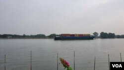 ເຮືອບັນທຸກຫີບສີິນຄ້າ ທີ່ແລ່ນຢູ່ໃນແມ່ນໍ້າ ຢູ່ໄຊງ່ອນ ໃນຫວຽດນາມ