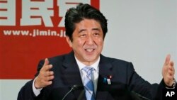 일본 자민당이 참의원 선거에서 대승을 거둔 뒤, 아베 신조 일본 총리가 22일 기자회견을 하고 있다. 