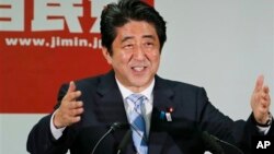 PM Jepang Shinzo Abe dalam sebuah konferensi pers di Tokyo, (22/7). PM Abe akan memimpin delegasi Tokyo ke Buenos Aires dalam acara pemungutan suara penentuan tuan rumah Olimpiade 2020.
