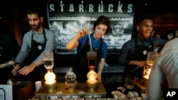 Zaposleni u Starbucksu pripremaju kafu u holu tokom godišnjeg sastanka dionirača te kompanije u Seattleu (Arhiv) 