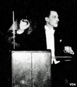 Pencipta alat musik listerik theremin, Leon Theremin, memainkan instrumen itu dalam konser musik tahun 1924.