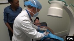 Doktor Dejvid Dombrovski ugrađuje implant Naltrekson u pacijenat Dejvida Stavinohu u Vašingtonskom centru za bol, 10. avgusta 2017.
