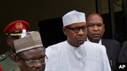 Le président sortant Muhammadu Buhari, au centre, quitte le siège de son parti après une réunion d'urgence avec des membres éminents du Congrès All Progressives (APC) à Abuja, au Nigeria, le 18 février 2019.