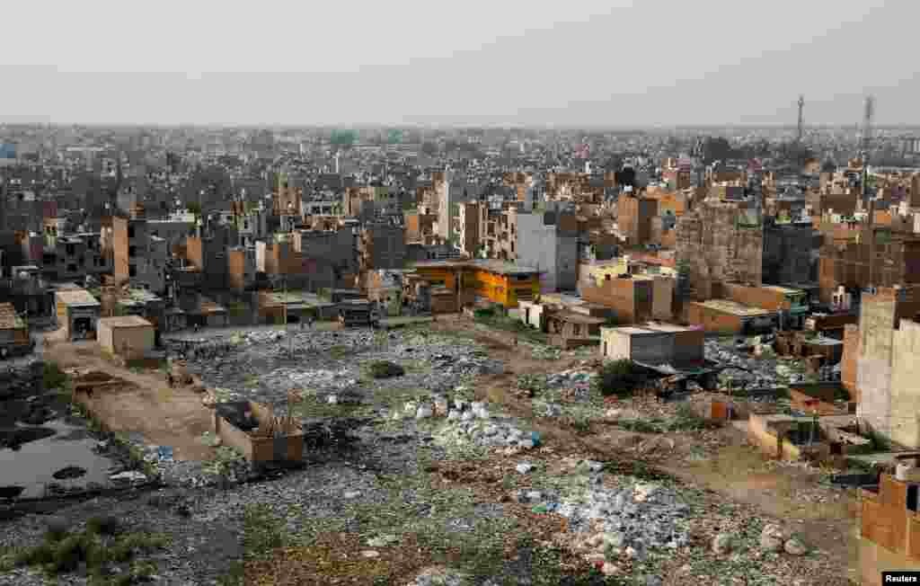 بھارت کے دارالحکومت نئی دہلی کے تمام علاقوں سے سیکڑوں ٹن کچرا اس 52 ایکٹر رقبے پر پھیلی کچرا پٹی پر اکھٹا ہوتا ہے۔ اس میں استعمال شدہ پلاسٹک، کرونا وائرس کی ٹیسٹ کٹس، استعمال شدہ حفاظتی لباس اور نرسنگ ہومز کا فضلہ یہاں لاکر جمع کیا جاتا ہے۔ 