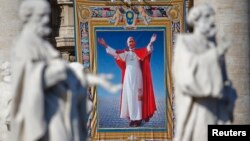 Hình ảnh của Đức Giáo Hoàng Gioan Phaolô Đệ lục tại Quảng trường Thánh Phêrô ở Vatican, ngày 19/10/2014.