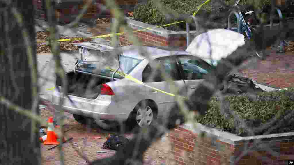 Une voiture se trouve sur le trottoir alors que les autorités répondent à une attaque sur le campus de l'université de l'Ohio State, le 28 novembre 2016.
