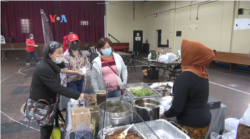 Jumlah pengunjung bazar kuliner dibatasi di tengah pandemi Covid-19 di Queens, New York (foto: VOA).