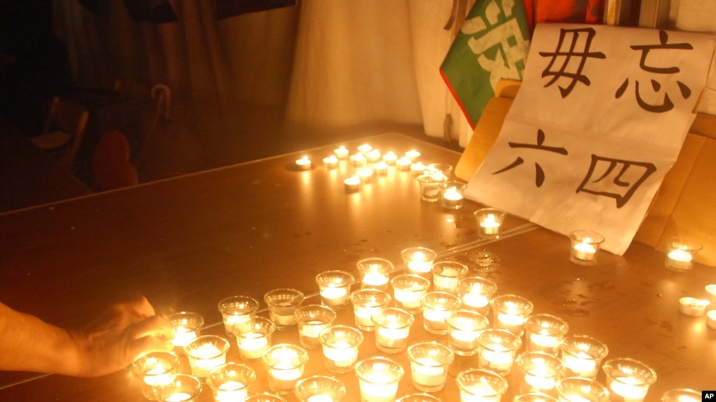 资料照：台湾民众在台北点燃蜡烛纪念八九六四21周年。(photo:VOA)