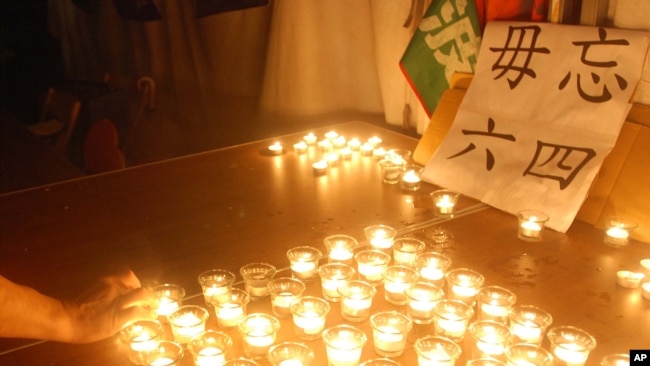 资料照：台湾民众在台北点燃蜡烛纪念八九六四21周年。