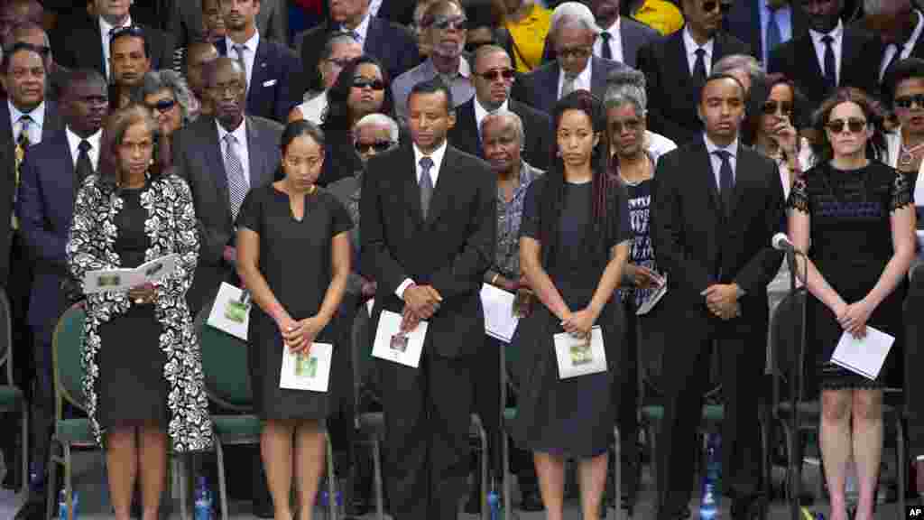 La famille de l&#39;ancien président Elisabeth Debrosse Préval, Dominique Préval Georges; Alex Georges; Patricia Preval; Karl Delatour et Kosta Delatour, lors des funérailles de l&#39;ancien président à Port-au-Prince, Haïti, le 11 mars 2017.