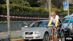 Menlu AS John Kerry melakukan olahraga bersepeda di Jenewa, Swiss (foto: dok).