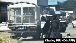 La police patrouille dans les rues de Honiara le 27 novembre 2021, après des jours d'émeutes intenses qui ont fait au moins trois morts.