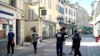 Cảnh sát Pháp tuần tra trên đường phố ở thị trấn Sceaux trong giai đoạn phong tỏa toàn quốc
