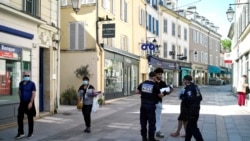 Agentes de la policía francesa revisan los documentos de un hombre durante la orden de cuarentena en París.