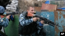 A Ukrainian special police unit takes position during a battle with pro-Russian separatist fighters at Slovyansk, Ukraine, May 31, 2014. 