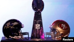 Nón của San Francisco 49ers và Baltimore Ravens bên chiếc cúp Vince Lombardi tại cuộc họp báo trước trận Super Bowl XLVII của NFL tại New Orleans, Louisiana, ngày 1/2/2013. 