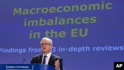 10일 벨기에 브뤼셀에서 스페인과 슬로베니아의 경제 문제에 관해 기자회견을 하고 있는 유럽집행위원회 의원.