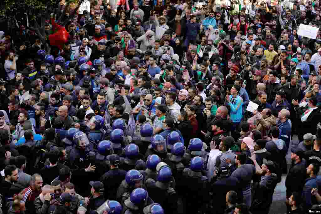 Polisi wakijaribu kuwatawanya waandamanaji mjini Algiers