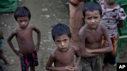 Trẻ em Rohingya tại trại Dar Paing dành cho người tị nạn Hồi giáo, bang Rakhine, Myanmar.