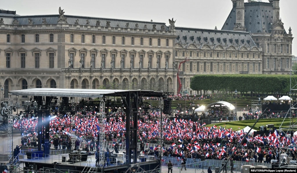 投票結果公佈後，當選總統馬克龍的支持者揮動法國國旗（2017年5月7日）
