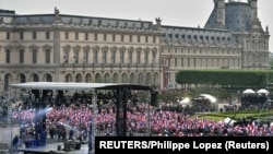 Wafuasi wa Macron wakisherehekea .