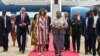 La première dame, Melania Trump, avec la première dame du Ghana, Rebecca Akufo-Addo, à son arrivée à l'aéroport international de Kotoka à Accra, au Ghana, le 2 octobre 2018.
