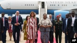 ABŞ-ın birinci xanımı Melania Tramp Qananın Akra şəhərindəki Beynəlxalq Hava Limanında Qananın birinci xanımı Rebekka Akufo-Addo tərəfindən qarşılanıb.