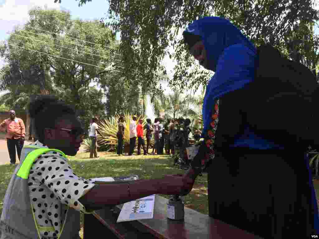 Ida às urnas em Kololo, subúrbio de Kampala no Uganda