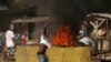 Des habitants manifestent après avoir saccagé un hôpital de fortune à moitié construit à Yopougon, Abidjan, Côte d'Ivoire le 6 avril 2020. (Photo: REUTERS / Luc Gnago)