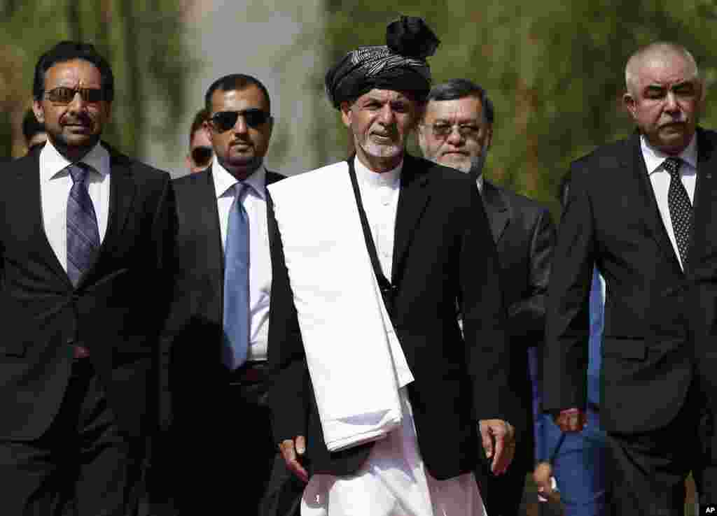 Newly-elected Afghan President Ashraf Ghani (center) arrives for an inauguration ceremony at the presidential palace in Kabul, Sept. 29, 2014. 