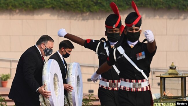 美国国务卿蓬佩奥与国防部长埃斯珀2020年10月27日在新德里为印度阵亡将士敬献花圈（路透社）
