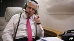 El jefe del Pentágono, Chuck Hagel, hace una llamada internacional desde su avión.